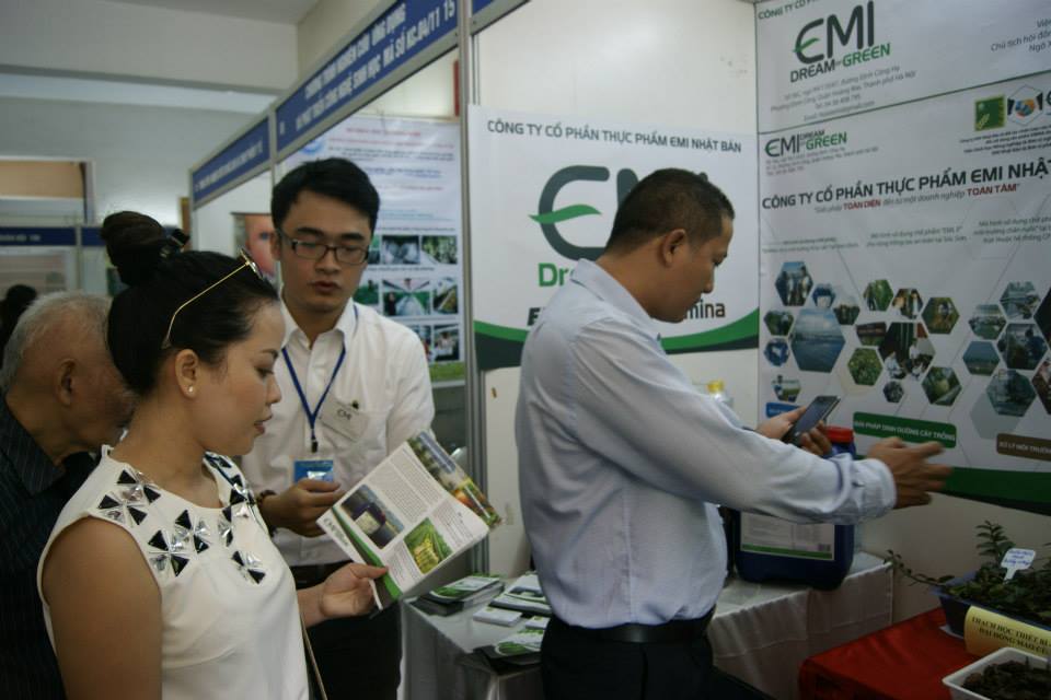 Nhân viên EMI Nhật Bản giới thiệu sản phẩm cho khách hàng